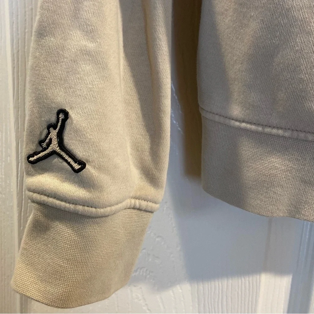 Nike Jordan Essential Holiday Mens DV1574-091 Sweatshirt Gray Size Medium -